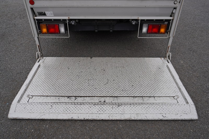 エルフ　１０尺　パネルバン　積載１８００ｋｇ　サイドドア　跳ね上げ式　垂直パワーゲート　ラッシング４段　床フック３対　バックカメラ　ＥＴＣ２．０　社外ナビ　キーレス　左電格ミラー　フォグランプ　衝突軽減ブレーキ　車線逸脱警報　全低床　ＡＴ車！準中型（５トン限定）免許対応！22