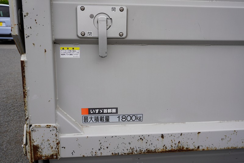 エルフ　１０尺　パネルバン　積載１８００ｋｇ　サイドドア　跳ね上げ式　垂直パワーゲート　ラッシング４段　床フック３対　バックカメラ　ＥＴＣ２．０　社外ナビ　キーレス　左電格ミラー　フォグランプ　衝突軽減ブレーキ　車線逸脱警報　全低床　ＡＴ車！準中型（５トン限定）免許対応！24