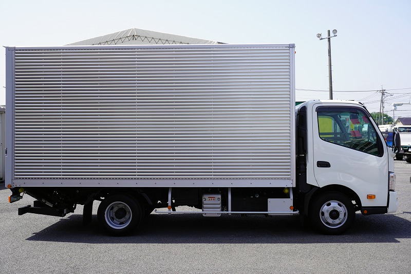 ダイナ　「ワイドロング」　アルミバン　積載３０００ｋｇ　跳ね上げ式　パワーゲート　ラッシング２段　ラジコン　バックカメラ　社外ナビ　ＥＴＣ２．０　左電格ミラー　坂道発進補助　スマートキー　電動パーキングブレーキ　クリアランスソナー　衝突軽減ブレーキ　車線逸脱警報　６速ＭＴ！高年式！低走行！！3