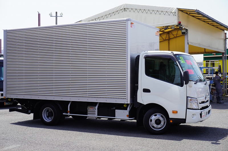 ダイナ　「ワイドロング」　アルミバン　積載３０００ｋｇ　跳ね上げ式　パワーゲート　ラッシング２段　ラジコン　バックカメラ　社外ナビ　ＥＴＣ２．０　左電格ミラー　坂道発進補助　スマートキー　電動パーキングブレーキ　クリアランスソナー　衝突軽減ブレーキ　車線逸脱警報　６速ＭＴ！高年式！低走行！！4