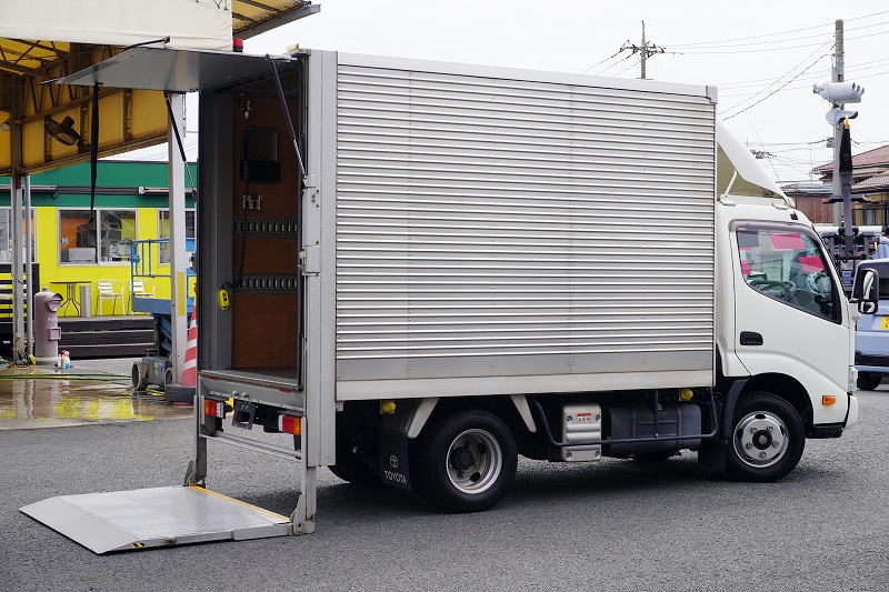 ダイナ　１０尺　アルミバン　積載２０００ｋｇ　跳ね上げ式　垂直パワーゲート　ラッシング２段　バックカメラ　ＥＴＣ　社外ナビ　導風板　ＬＥＤヘッドライト　クリアランスソナー　坂道発進補助　衝突軽減ブレーキ　車線逸脱警報　電動パーキングブレーキ　ワンオーナー！６速ＭＴ！
