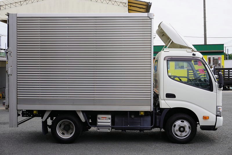 ダイナ　１０尺　アルミバン　積載２０００ｋｇ　跳ね上げ式　垂直パワーゲート　ラッシング２段　バックカメラ　ＥＴＣ　社外ナビ　導風板　ＬＥＤヘッドライト　クリアランスソナー　坂道発進補助　衝突軽減ブレーキ　車線逸脱警報　電動パーキングブレーキ　ワンオーナー！６速ＭＴ！3