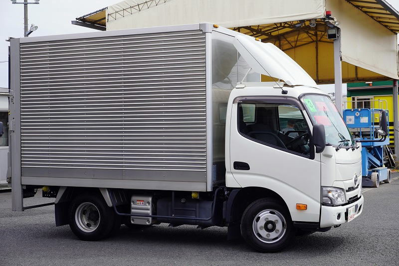 ダイナ　１０尺　アルミバン　積載２０００ｋｇ　跳ね上げ式　垂直パワーゲート　ラッシング２段　バックカメラ　ＥＴＣ　社外ナビ　導風板　ＬＥＤヘッドライト　クリアランスソナー　坂道発進補助　衝突軽減ブレーキ　車線逸脱警報　電動パーキングブレーキ　ワンオーナー！６速ＭＴ！4