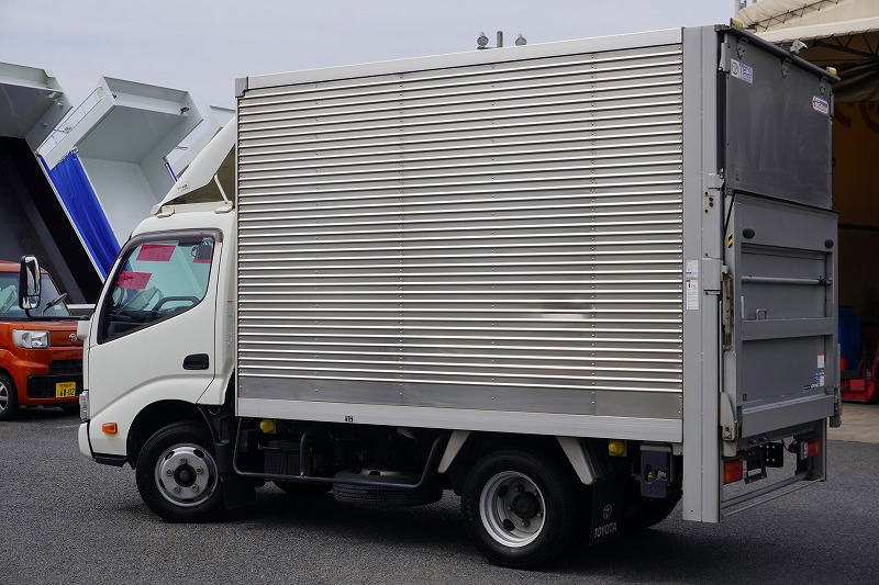 ダイナ　１０尺　アルミバン　積載２０００ｋｇ　跳ね上げ式　垂直パワーゲート　ラッシング２段　バックカメラ　ＥＴＣ　社外ナビ　導風板　ＬＥＤヘッドライト　クリアランスソナー　坂道発進補助　衝突軽減ブレーキ　車線逸脱警報　電動パーキングブレーキ　ワンオーナー！６速ＭＴ！5