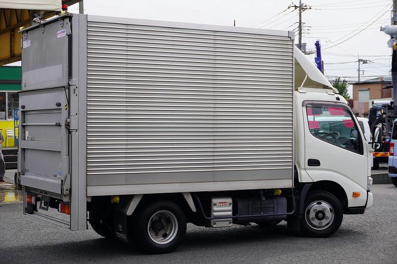 ダイナ　１０尺　アルミバン　積載２０００ｋｇ　跳ね上げ式　垂直パワーゲート　ラッシング２段　バックカメラ　ＥＴＣ　社外ナビ　導風板　ＬＥＤヘッドライト　クリアランスソナー　坂道発進補助　衝突軽減ブレーキ　車線逸脱警報　電動パーキングブレーキ　ワンオーナー！６速ＭＴ！6