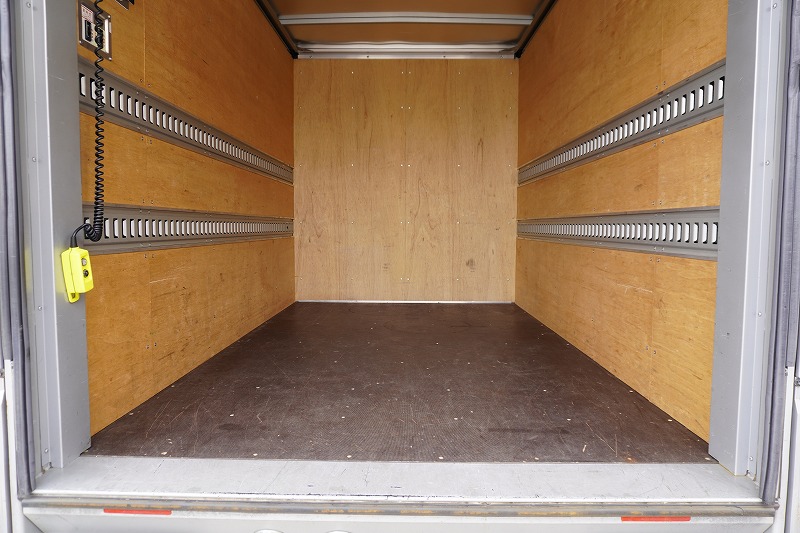 ダイナ　１０尺　アルミバン　積載２０００ｋｇ　跳ね上げ式　垂直パワーゲート　ラッシング２段　バックカメラ　ＥＴＣ　社外ナビ　導風板　ＬＥＤヘッドライト　クリアランスソナー　坂道発進補助　衝突軽減ブレーキ　車線逸脱警報　電動パーキングブレーキ　ワンオーナー！６速ＭＴ！16