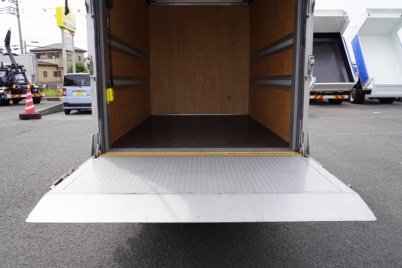 ダイナ　１０尺　アルミバン　積載２０００ｋｇ　跳ね上げ式　垂直パワーゲート　ラッシング２段　バックカメラ　ＥＴＣ　社外ナビ　導風板　ＬＥＤヘッドライト　クリアランスソナー　坂道発進補助　衝突軽減ブレーキ　車線逸脱警報　電動パーキングブレーキ　ワンオーナー！６速ＭＴ！21