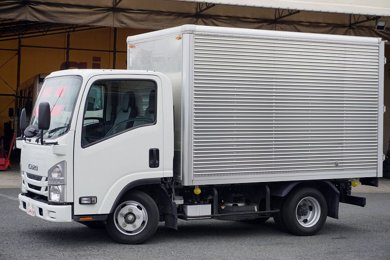 エルフ　１０尺　アルミバン　積載２０００ｋｇ　ラッシング２段　バックカメラ　社外ナビ　ＥＴＣ　全高２．８ｍ　９０度ストッパー　パブコ製　ＡＴ車！フロント画像