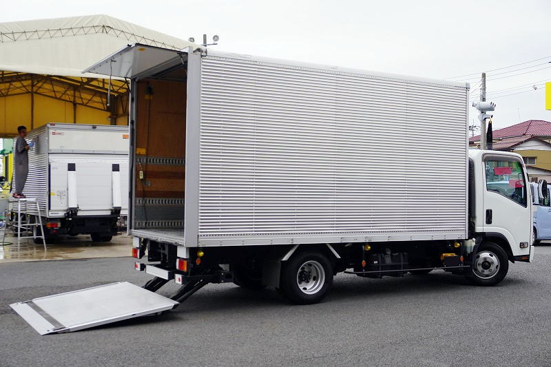 エルフ　「ワイドロング」　アルミバン　積載２０００ｋｇ　跳ね上げ式　パワーゲート　ラッシング３段　荷台鉄板張り　バックカメラ　ＥＴＣ２．０　坂道発進補助　左電格ミラー　日本フルハーフ製　６速ＭＴ！フロント画像