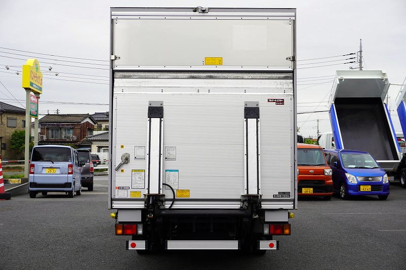 エルフ　「ワイドロング」　アルミバン　積載２０００ｋｇ　跳ね上げ式　パワーゲート　ラッシング３段　荷台鉄板張り　バックカメラ　ＥＴＣ２．０　坂道発進補助　左電格ミラー　日本フルハーフ製　６速ＭＴ！2