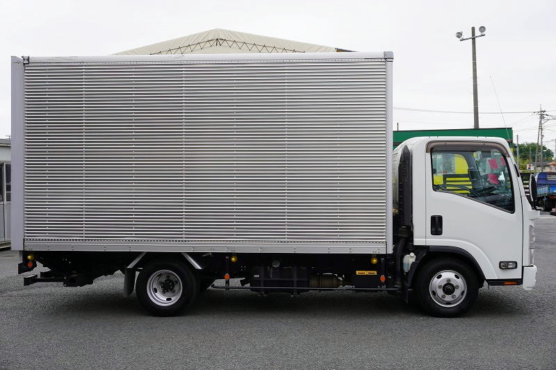 エルフ　「ワイドロング」　アルミバン　積載２０００ｋｇ　跳ね上げ式　パワーゲート　ラッシング３段　荷台鉄板張り　バックカメラ　ＥＴＣ２．０　坂道発進補助　左電格ミラー　日本フルハーフ製　６速ＭＴ！3