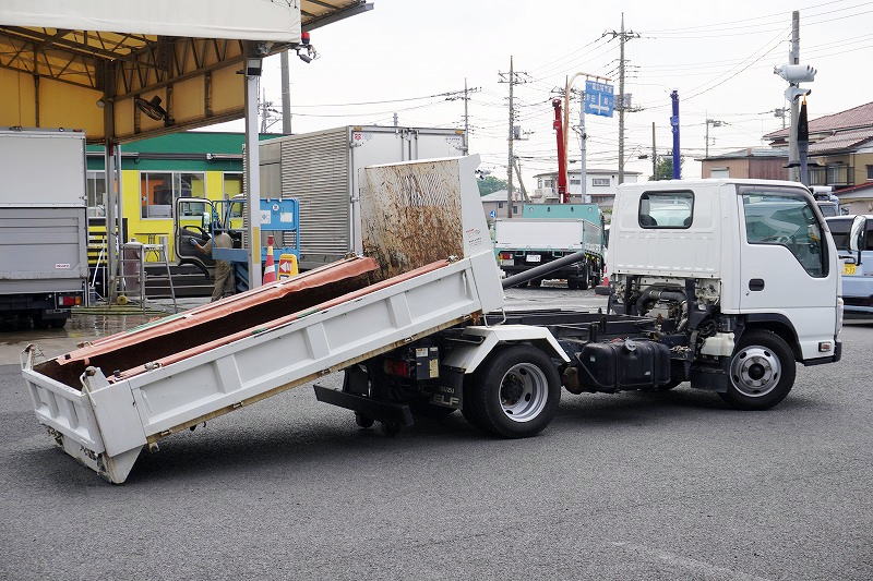 エルフ　「標準幅」　強化　ローダーダンプ　新明和製　三方開　積載３０００ｋｇ　手動コボレーン　ダンプピン　ＥＴＣ　左電格ミラー　ＡＴ車！フロント画像
