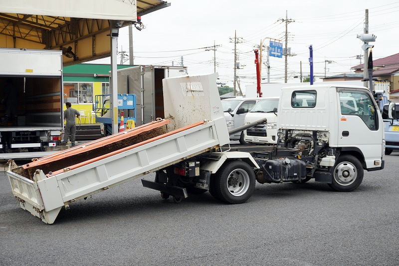 エルフ　「標準幅」　強化　ローダーダンプ　新明和製　三方開　積載３０００ｋｇ　手動コボレーン　ダンプピン　ＥＴＣ　６速ＭＴ！フロント画像