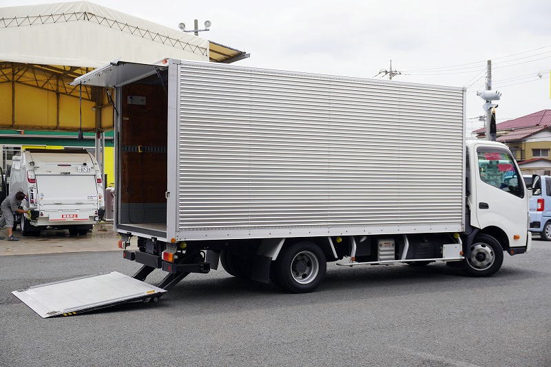 デュトロ　「ワイドロング」　アルミバン　積載３０００ｋｇ　跳ね上げ式　パワーゲート　ラッシング１段　バックカメラ　ＥＴＣ２．０　左電格ミラー　坂道発進補助　ＬＥＤヘッドライト＆フォグランプ　クリアランスソナー　衝突軽減ブレーキ　車線逸脱警報　トランテックス製　６速ＭＴ！フロント画像