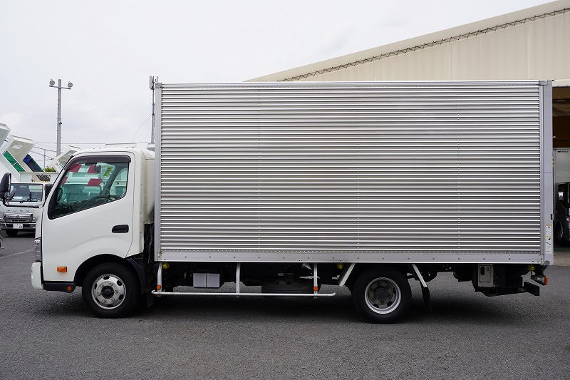 デュトロ　「ワイドロング」　アルミバン　積載３０００ｋｇ　跳ね上げ式　パワーゲート　ラッシング１段　バックカメラ　ＥＴＣ２．０　左電格ミラー　坂道発進補助　ＬＥＤヘッドライト＆フォグランプ　クリアランスソナー　衝突軽減ブレーキ　車線逸脱警報　トランテックス製　６速ＭＴ！1