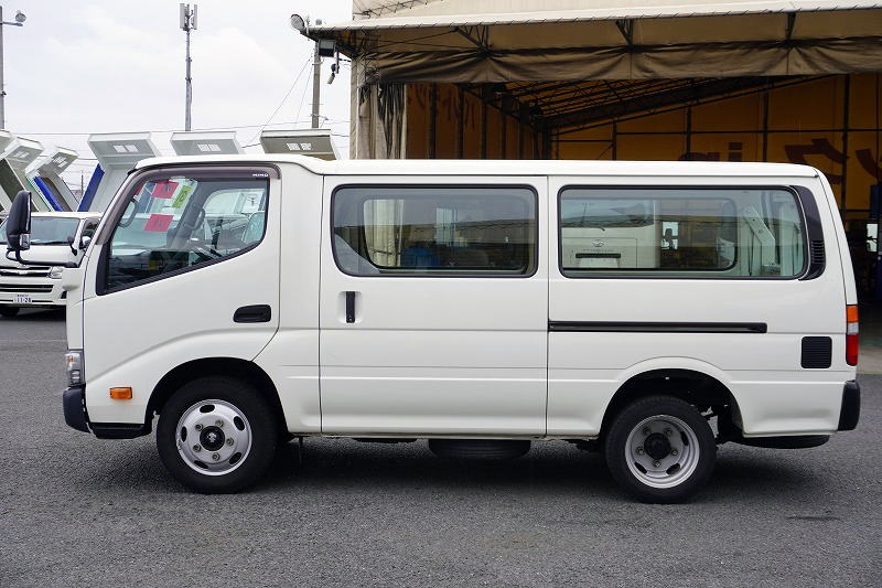 日野　デュトロ　ルートバン　５ドア　ディーゼル車　ジャストロー　積載２０００ｋｇ　３人乗り　リア跳ね上げドア　和光工業製パワーゲート　荷台板張り　荷室加工有り　社外ナビ　バックカメラ　ＡＴ車！1