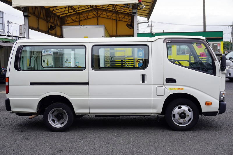 日野　デュトロ　ルートバン　５ドア　ディーゼル車　ジャストロー　積載２０００ｋｇ　３人乗り　リア跳ね上げドア　和光工業製パワーゲート　荷台板張り　荷室加工有り　社外ナビ　バックカメラ　ＡＴ車！2