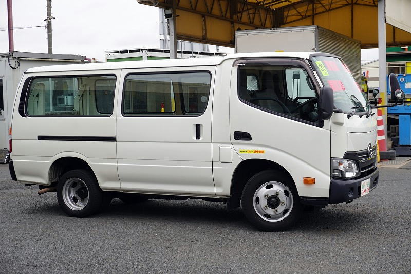 日野　デュトロ　ルートバン　５ドア　ディーゼル車　ジャストロー　積載２０００ｋｇ　３人乗り　リア跳ね上げドア　和光工業製パワーゲート　荷台板張り　荷室加工有り　社外ナビ　バックカメラ　ＡＴ車！4