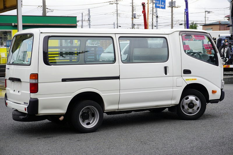 日野　デュトロ　ルートバン　５ドア　ディーゼル車　ジャストロー　積載２０００ｋｇ　３人乗り　リア跳ね上げドア　和光工業製パワーゲート　荷台板張り　荷室加工有り　社外ナビ　バックカメラ　ＡＴ車！5