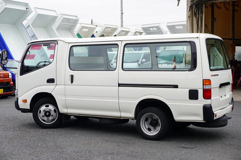 日野　デュトロ　ルートバン　５ドア　ディーゼル車　ジャストロー　積載２０００ｋｇ　３人乗り　リア跳ね上げドア　和光工業製パワーゲート　荷台板張り　荷室加工有り　社外ナビ　バックカメラ　ＡＴ車！6