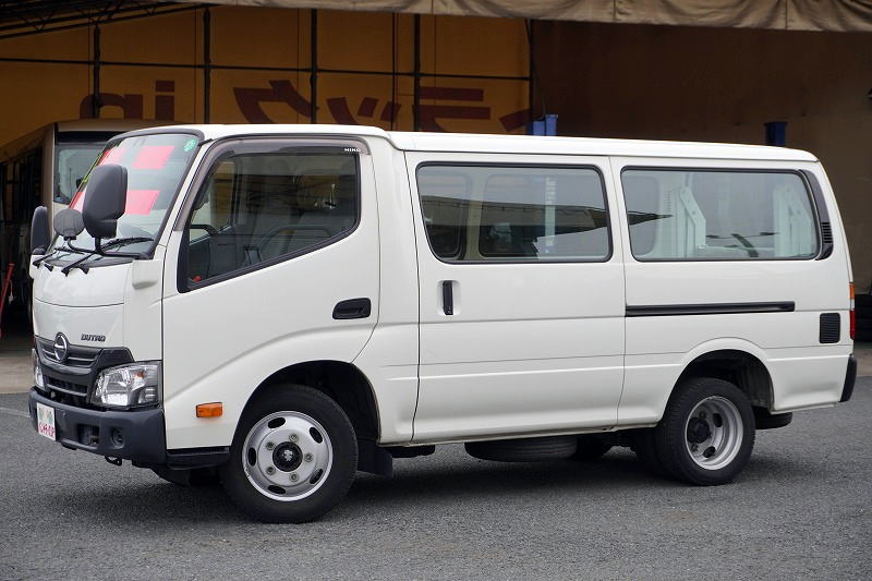 日野　デュトロ　ルートバン　５ドア　ディーゼル車　ジャストロー　積載２０００ｋｇ　３人乗り　リア跳ね上げドア　和光工業製パワーゲート　荷台板張り　荷室加工有り　社外ナビ　バックカメラ　ＡＴ車！7