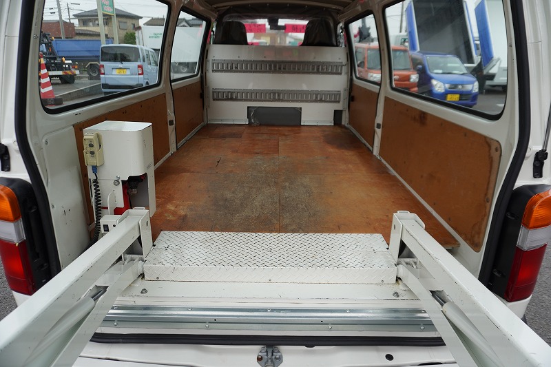 日野　デュトロ　ルートバン　５ドア　ディーゼル車　ジャストロー　積載２０００ｋｇ　３人乗り　リア跳ね上げドア　和光工業製パワーゲート　荷台板張り　荷室加工有り　社外ナビ　バックカメラ　ＡＴ車！15
