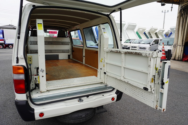 日野　デュトロ　ルートバン　５ドア　ディーゼル車　ジャストロー　積載２０００ｋｇ　３人乗り　リア跳ね上げドア　和光工業製パワーゲート　荷台板張り　荷室加工有り　社外ナビ　バックカメラ　ＡＴ車！24