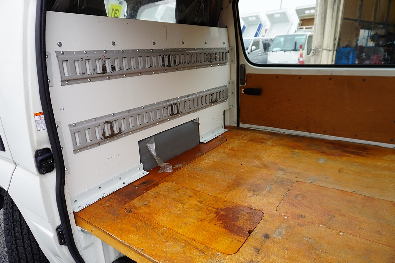 日野　デュトロ　ルートバン　５ドア　ディーゼル車　ジャストロー　積載２０００ｋｇ　３人乗り　リア跳ね上げドア　和光工業製パワーゲート　荷台板張り　荷室加工有り　社外ナビ　バックカメラ　ＡＴ車！27