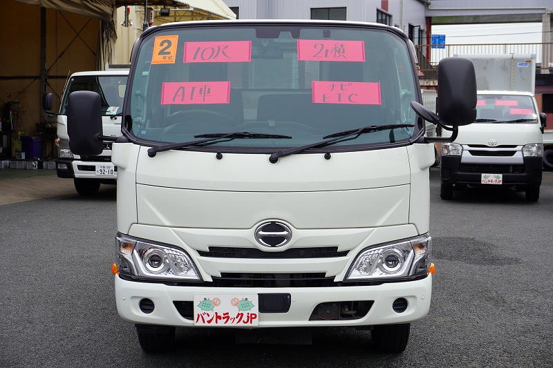 デュトロ　「標準幅　ショート」　平ボディー　積載２０００ｋｇ　三方開　全低床　セイコーラック　ＬＥＤヘッドライト　電動パーキングブレーキ　クリアランスソナー　社外ナビ　ＥＴＣ　ＡＴ車!0