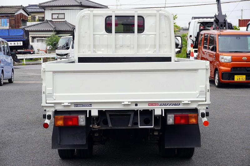 デュトロ　「標準幅　ショート」　平ボディー　積載２０００ｋｇ　三方開　全低床　セイコーラック　ＬＥＤヘッドライト　電動パーキングブレーキ　クリアランスソナー　社外ナビ　ＥＴＣ　ＡＴ車!2