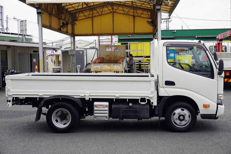 デュトロ　「標準幅　ショート」　平ボディー　積載２０００ｋｇ　三方開　全低床　セイコーラック　ＬＥＤヘッドライト　電動パーキングブレーキ　クリアランスソナー　社外ナビ　ＥＴＣ　ＡＴ車!3