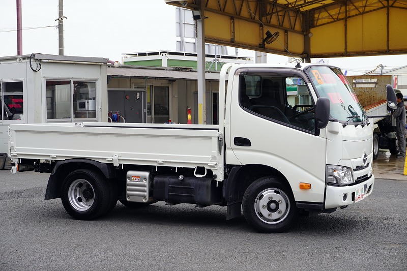 デュトロ　「標準幅　ショート」　平ボディー　積載２０００ｋｇ　三方開　全低床　セイコーラック　ＬＥＤヘッドライト　電動パーキングブレーキ　クリアランスソナー　社外ナビ　ＥＴＣ　ＡＴ車!4