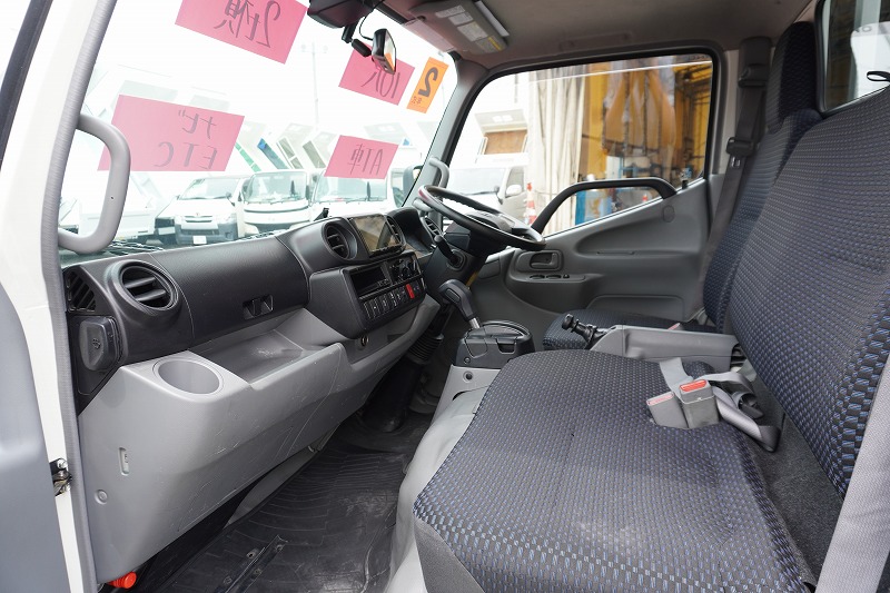 デュトロ　「標準幅　ショート」　平ボディー　積載２０００ｋｇ　三方開　全低床　セイコーラック　ＬＥＤヘッドライト　電動パーキングブレーキ　クリアランスソナー　社外ナビ　ＥＴＣ　ＡＴ車!29