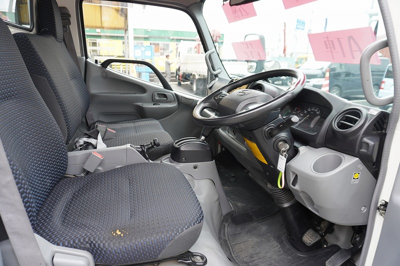 デュトロ　「標準幅　ショート」　平ボディー　積載２０００ｋｇ　三方開　全低床　セイコーラック　ＬＥＤヘッドライト　電動パーキングブレーキ　クリアランスソナー　社外ナビ　ＥＴＣ　ＡＴ車!30
