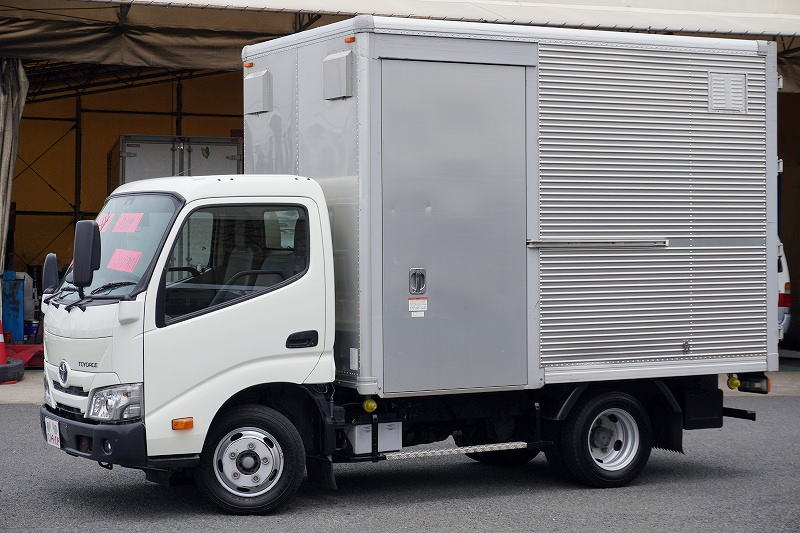 トヨエース　１０尺　アルミバン　積載２０００ｋｇ　サイドドア　ラッシング２段　９０度ストッパー　バックカメラ　ＥＴＣ　通気口　フォグランプ　電動パーキングブレーキ　クリアランスソナー　衝突軽減ブレーキ　車線逸脱警報　北村製　ワンオーナー！ＡＴ車！