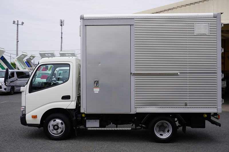 トヨエース　１０尺　アルミバン　積載２０００ｋｇ　サイドドア　ラッシング２段　９０度ストッパー　バックカメラ　ＥＴＣ　通気口　フォグランプ　電動パーキングブレーキ　クリアランスソナー　衝突軽減ブレーキ　車線逸脱警報　北村製　ワンオーナー！ＡＴ車！1