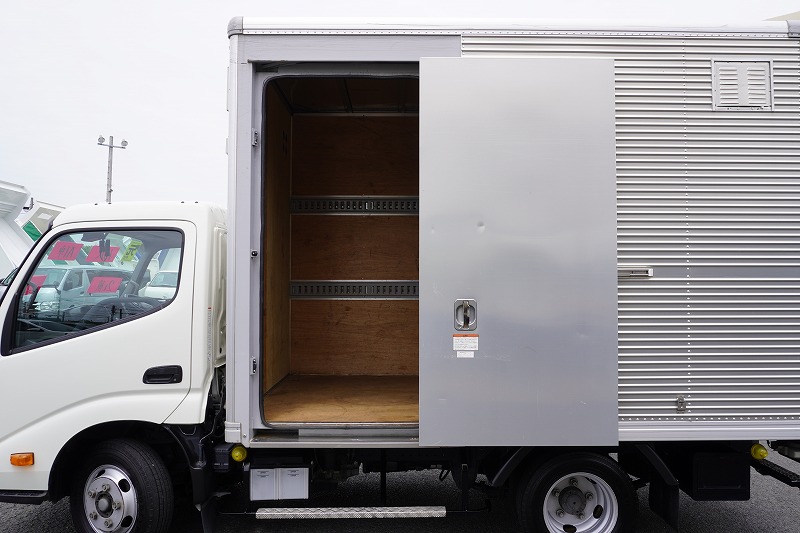 トヨエース　１０尺　アルミバン　積載２０００ｋｇ　サイドドア　ラッシング２段　９０度ストッパー　バックカメラ　ＥＴＣ　通気口　フォグランプ　電動パーキングブレーキ　クリアランスソナー　衝突軽減ブレーキ　車線逸脱警報　北村製　ワンオーナー！ＡＴ車！14