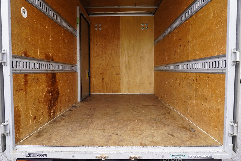 トヨエース　１０尺　アルミバン　積載２０００ｋｇ　サイドドア　ラッシング２段　９０度ストッパー　バックカメラ　ＥＴＣ　通気口　フォグランプ　電動パーキングブレーキ　クリアランスソナー　衝突軽減ブレーキ　車線逸脱警報　北村製　ワンオーナー！ＡＴ車！16