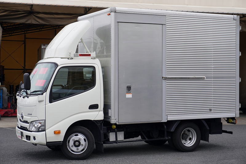 ダイナ　１０尺　アルミバン　積載２０００ｋｇ　サイドドア　ラッシング１段　導風板　９０度ストッパー　バックカメラ　社外ナビ　ＥＴＣ　ＬＥＤヘッドライト　スマートキー　電動パーキングブレーキ　クリアランスソナー　衝突軽減ブレーキ　車線逸脱警報　北村製　ワンオーナー！ＡＴ車！　車検「Ｒ７年１０月まで！」