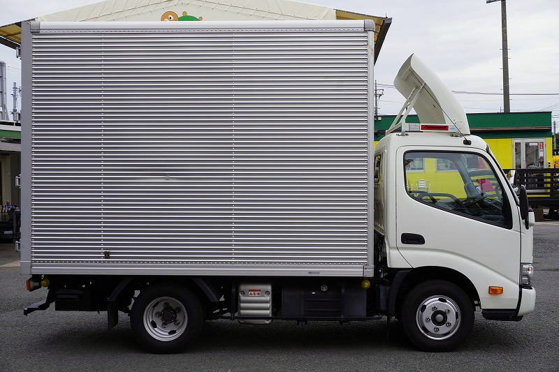 ダイナ　１０尺　アルミバン　積載２０００ｋｇ　サイドドア　ラッシング１段　導風板　９０度ストッパー　バックカメラ　社外ナビ　ＥＴＣ　ＬＥＤヘッドライト　スマートキー　電動パーキングブレーキ　クリアランスソナー　衝突軽減ブレーキ　車線逸脱警報　北村製　ワンオーナー！ＡＴ車！　車検「Ｒ７年１０月まで！」3