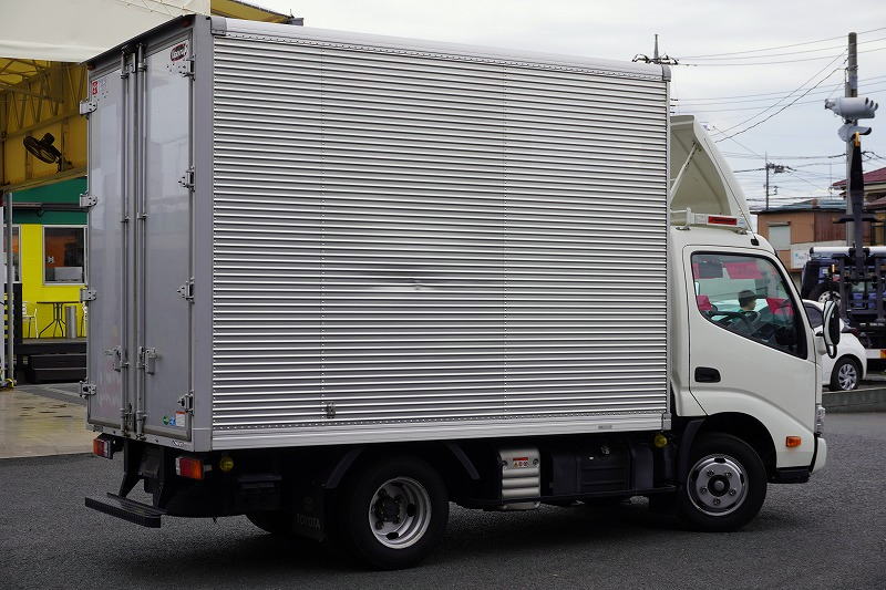 ダイナ　１０尺　アルミバン　積載２０００ｋｇ　サイドドア　ラッシング１段　導風板　９０度ストッパー　バックカメラ　社外ナビ　ＥＴＣ　ＬＥＤヘッドライト　スマートキー　電動パーキングブレーキ　クリアランスソナー　衝突軽減ブレーキ　車線逸脱警報　北村製　ワンオーナー！ＡＴ車！　車検「Ｒ７年１０月まで！」6