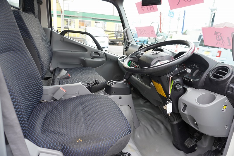 ダイナ　１０尺　アルミバン　積載２０００ｋｇ　サイドドア　ラッシング１段　導風板　９０度ストッパー　バックカメラ　社外ナビ　ＥＴＣ　ＬＥＤヘッドライト　スマートキー　電動パーキングブレーキ　クリアランスソナー　衝突軽減ブレーキ　車線逸脱警報　北村製　ワンオーナー！ＡＴ車！　車検「Ｒ７年１０月まで！」33