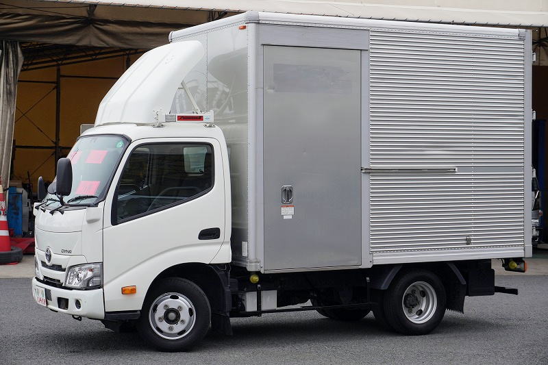 ダイナ　１０尺　アルミバン　積載２０００ｋｇ　サイドドア　ラッシング１段　導風板　９０度ストッパー　バックカメラ　社外ナビ　ＥＴＣ　ＬＥＤヘッドライト　スマートキー　電動パーキングブレーキ　クリアランスソナー　衝突軽減ブレーキ　車線逸脱警報　北村製　ワンオーナー！ＡＴ車！　車検「Ｒ７年１０月まで！」