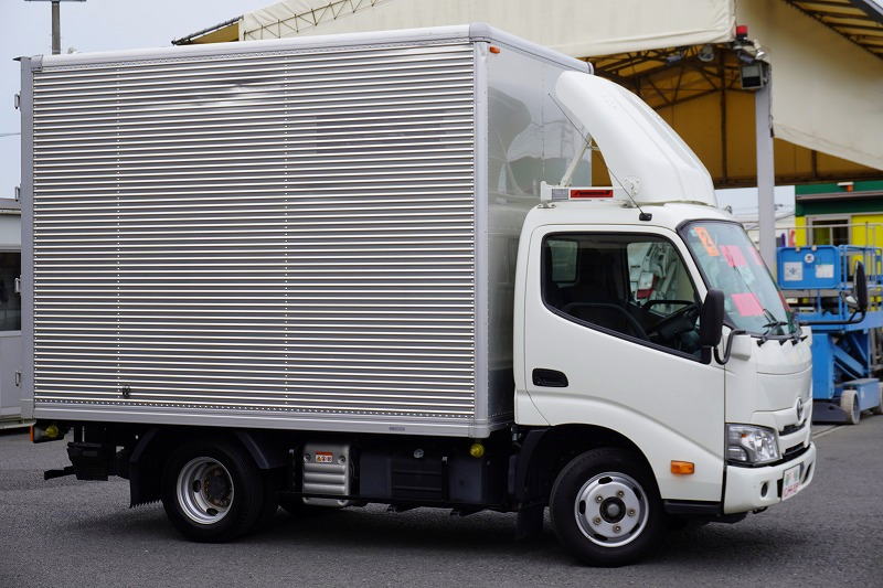 ダイナ　１０尺　アルミバン　積載２０００ｋｇ　サイドドア　ラッシング１段　導風板　９０度ストッパー　バックカメラ　社外ナビ　ＥＴＣ　ＬＥＤヘッドライト　スマートキー　電動パーキングブレーキ　クリアランスソナー　衝突軽減ブレーキ　車線逸脱警報　北村製　ワンオーナー！ＡＴ車！　車検「Ｒ７年１０月まで！」4