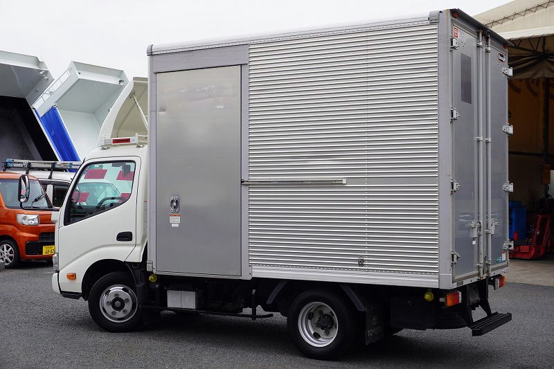 ダイナ　１０尺　アルミバン　積載２０００ｋｇ　サイドドア　ラッシング１段　導風板　９０度ストッパー　バックカメラ　社外ナビ　ＥＴＣ　ＬＥＤヘッドライト　スマートキー　電動パーキングブレーキ　クリアランスソナー　衝突軽減ブレーキ　車線逸脱警報　北村製　ワンオーナー！ＡＴ車！　車検「Ｒ７年１０月まで！」5