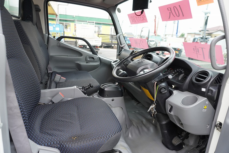 ダイナ　１０尺　アルミバン　積載２０００ｋｇ　サイドドア　ラッシング１段　導風板　９０度ストッパー　バックカメラ　社外ナビ　ＥＴＣ　ＬＥＤヘッドライト　スマートキー　電動パーキングブレーキ　クリアランスソナー　衝突軽減ブレーキ　車線逸脱警報　北村製　ワンオーナー！ＡＴ車！　車検「Ｒ７年１０月まで！」33