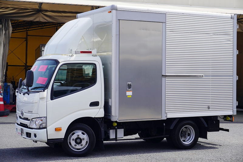 ダイナ　１０尺　アルミバン　積載２０００ｋｇ　サイドドア　ラッシング１段　導風板　９０度ストッパー　バックカメラ　社外ナビ　ＥＴＣ　ＬＥＤヘッドライト　スマートキー　電動パーキングブレーキ　クリアランスソナー　衝突軽減ブレーキ　車線逸脱警報　北村製　ワンオーナー！ＡＴ車！　車検「Ｒ７年１０月まで！」