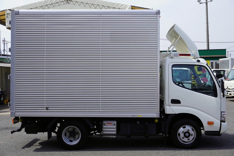 ダイナ　１０尺　アルミバン　積載２０００ｋｇ　サイドドア　ラッシング１段　導風板　９０度ストッパー　バックカメラ　社外ナビ　ＥＴＣ　ＬＥＤヘッドライト　スマートキー　電動パーキングブレーキ　クリアランスソナー　衝突軽減ブレーキ　車線逸脱警報　北村製　ワンオーナー！ＡＴ車！　車検「Ｒ７年１０月まで！」3
