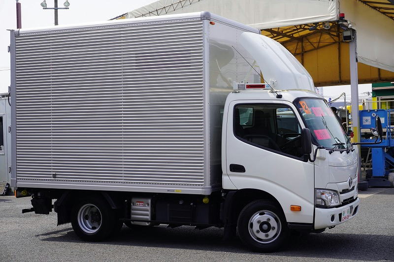 ダイナ　１０尺　アルミバン　積載２０００ｋｇ　サイドドア　ラッシング１段　導風板　９０度ストッパー　バックカメラ　社外ナビ　ＥＴＣ　ＬＥＤヘッドライト　スマートキー　電動パーキングブレーキ　クリアランスソナー　衝突軽減ブレーキ　車線逸脱警報　北村製　ワンオーナー！ＡＴ車！　車検「Ｒ７年１０月まで！」4