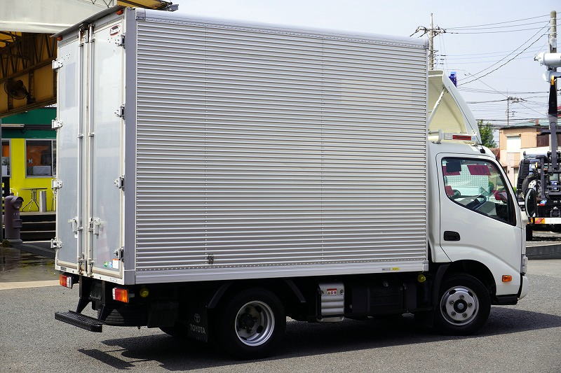 ダイナ　１０尺　アルミバン　積載２０００ｋｇ　サイドドア　ラッシング１段　導風板　９０度ストッパー　バックカメラ　社外ナビ　ＥＴＣ　ＬＥＤヘッドライト　スマートキー　電動パーキングブレーキ　クリアランスソナー　衝突軽減ブレーキ　車線逸脱警報　北村製　ワンオーナー！ＡＴ車！　車検「Ｒ７年１０月まで！」6